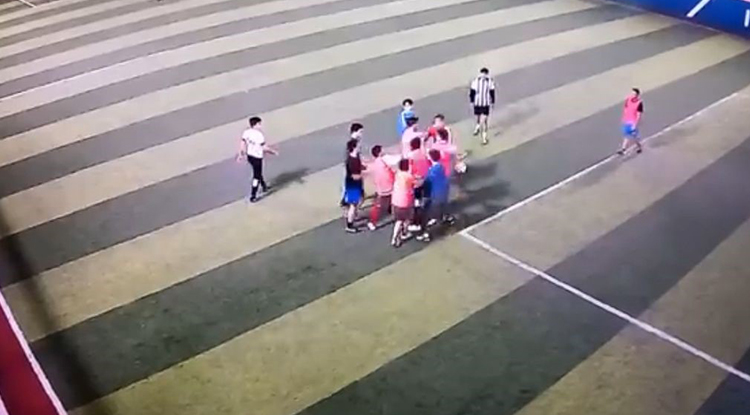 Bursa’da halı sahada yumruklu kavga