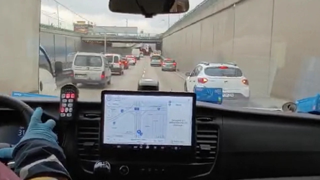 Bursa’da hayat koridoru açıldı Sürücülerden alkışlanacak hareket