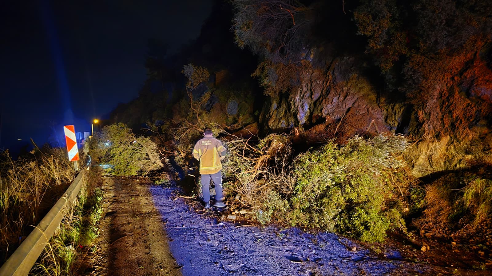 Bursa’da heyelan: Mudanya-Kurşunlu yolu trafiğe kapandı