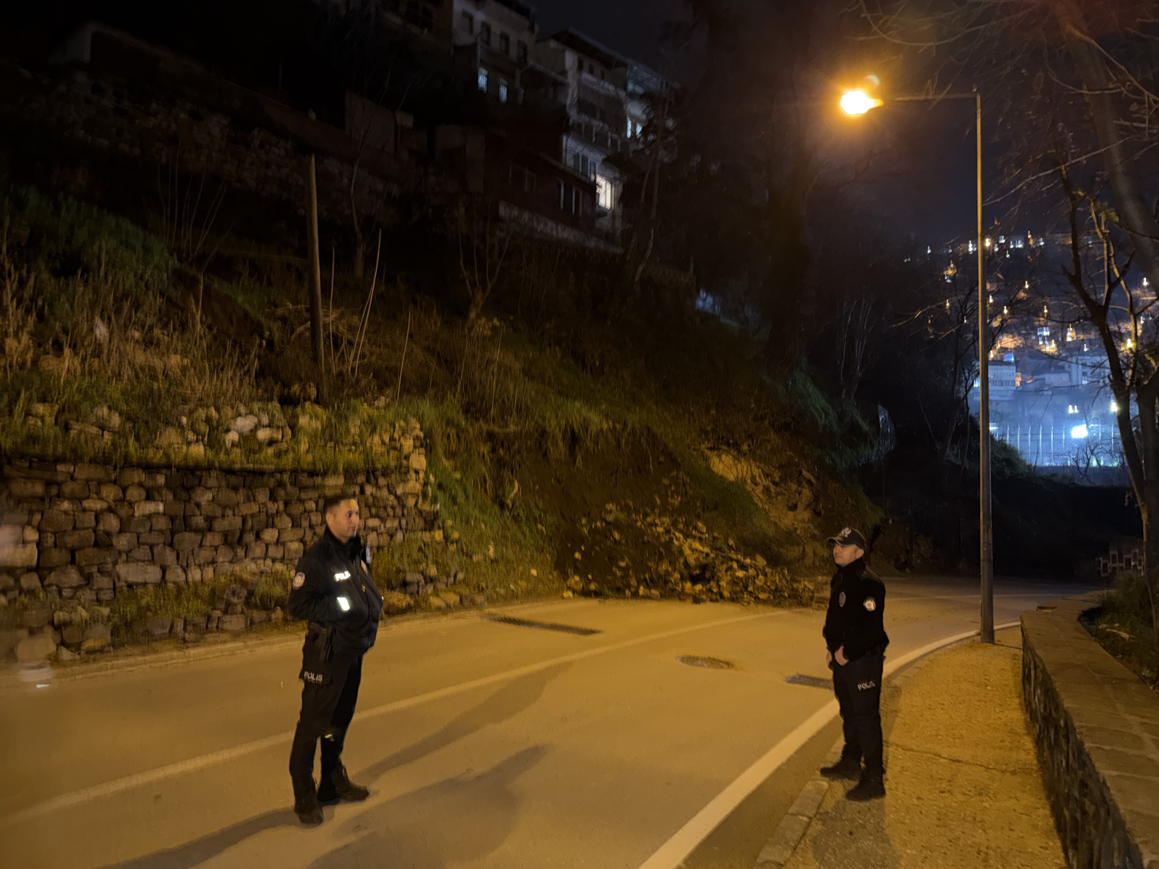 Bursa'da heyelan: Tophane-Muradiye yolu ulaşıma kapandı