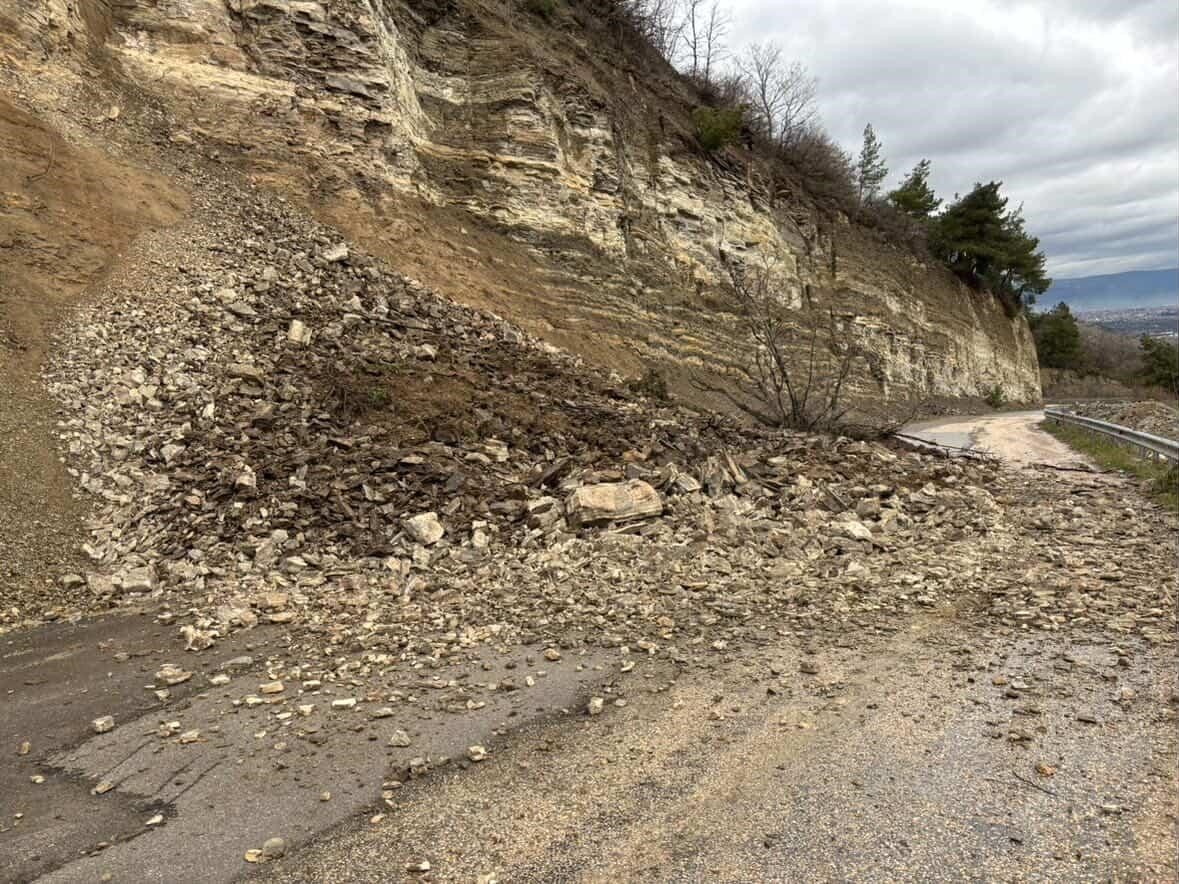 Bursa’da heyelan yolu kapattı!