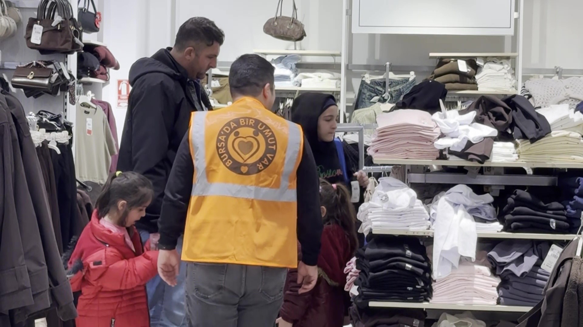 Bursa'da ihtiyaç sahibi 400 çocuğa bayram sevinci