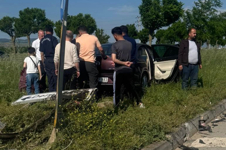 Bursa’da İki Araç Çarpıştı, 3 Kişi Yaralandı