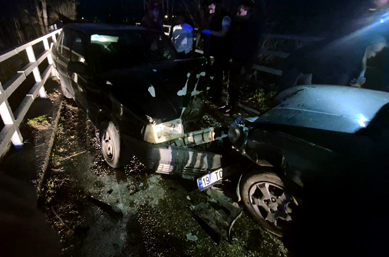 Bursa'da iki otomobil kafa kafaya çarpıştı: 3 yaralı