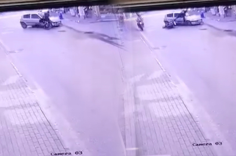 Bursa’da ilginç kaza...Yapay zeka değil, gerçek kaza görüntüsü