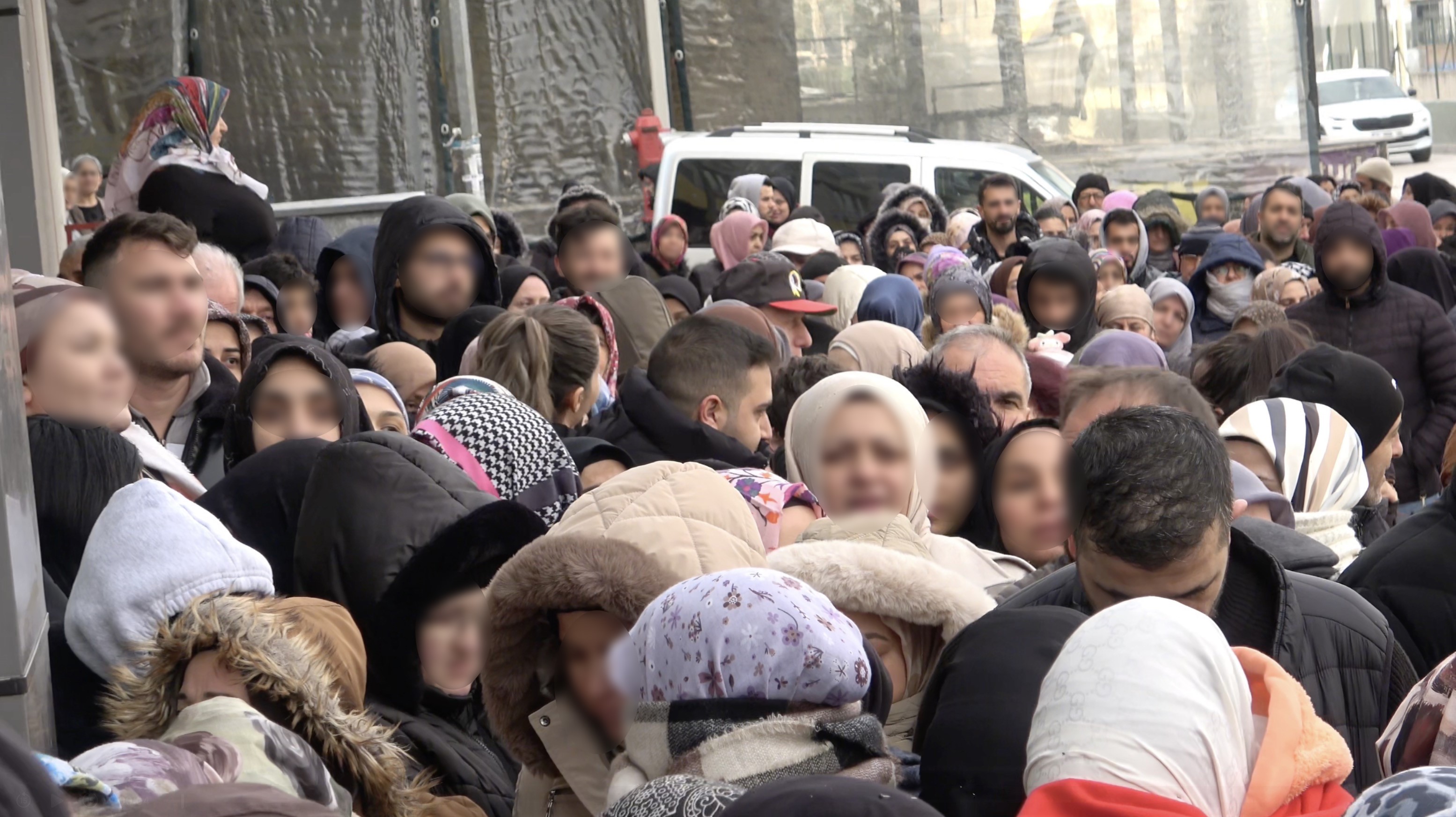 Bursa'da indirim izdihamı yaşandı