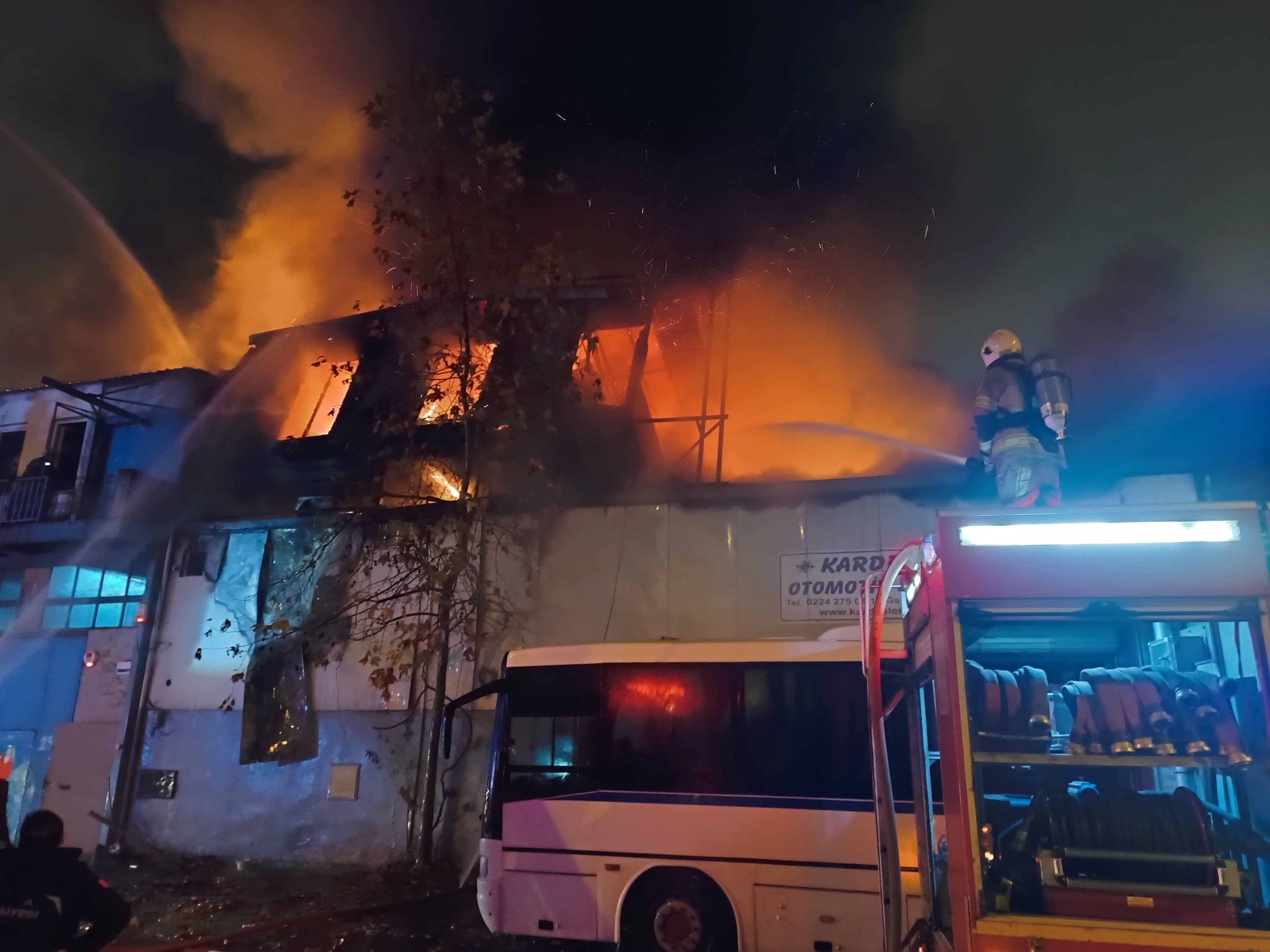 Bursa'da iş yeri yangını: Alevler çevredeki işletmelere sıçradı