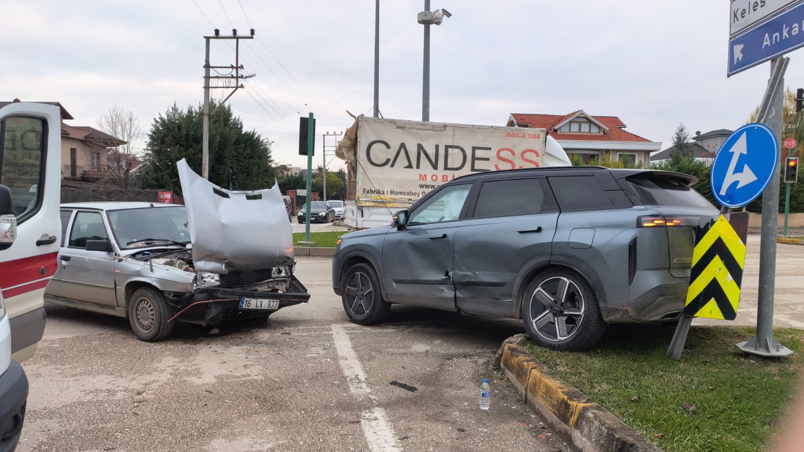 Bursa'da ışık ihlali kaza getirdi: 2 yaralı