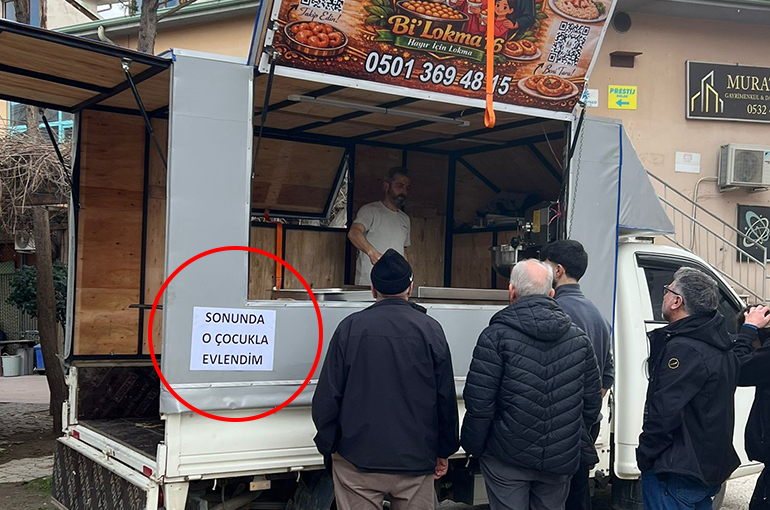 Bursa'da istediği ile evlenen kadın lokma dağıttı