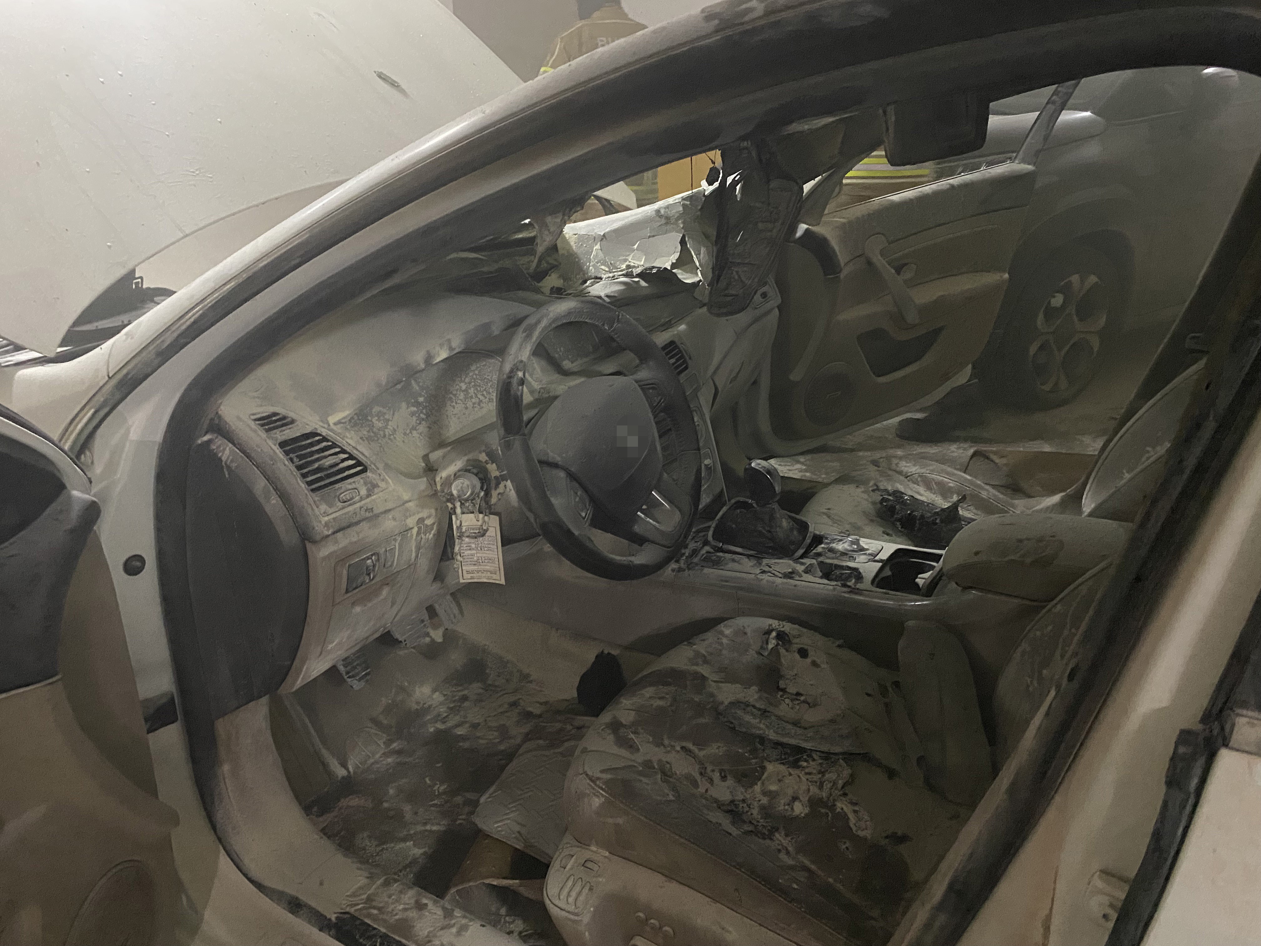 Bursa'da kapalı otoparkta yanan otomobil paniğe neden oldu