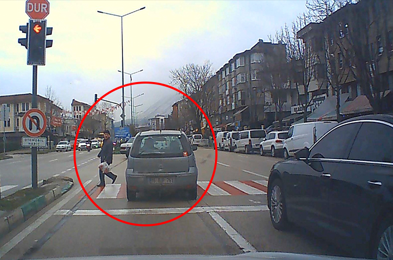 Bursa'da kırmızı ışık ihlali kaza getiriyordu...Yayanın canını hiçe saydı