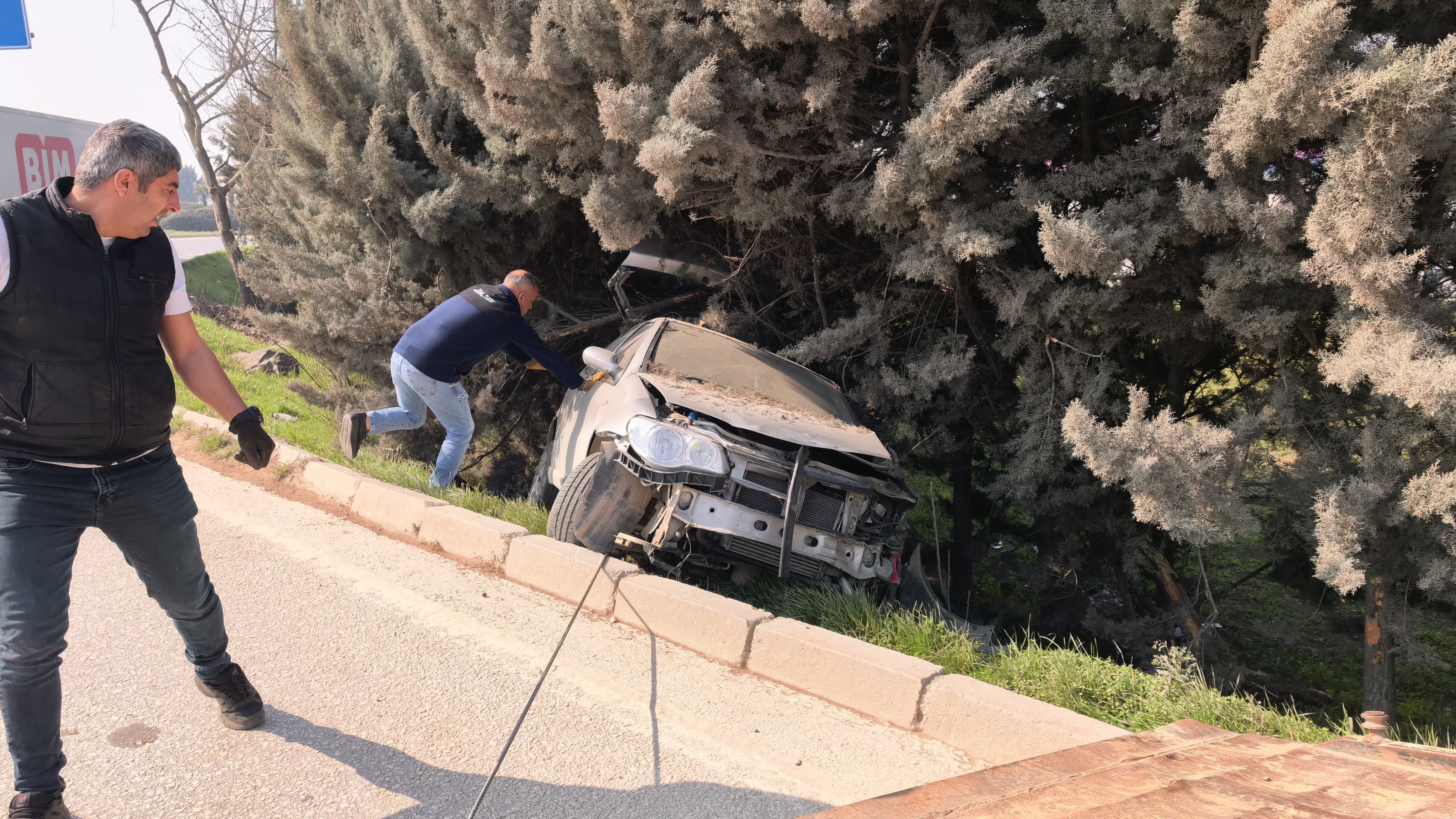 Bursa'da kontrolden çıkan otomobil ağaçlık alana uçtu, 1 yaralandı