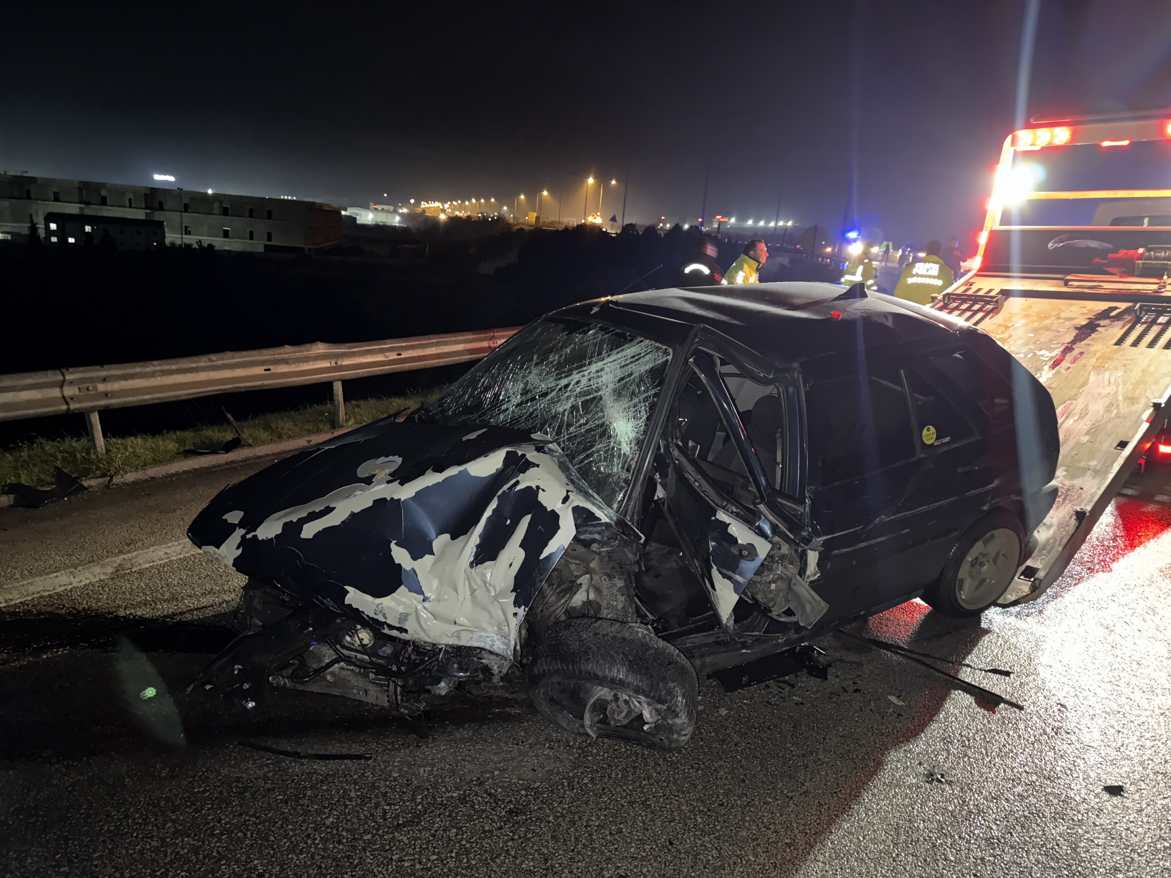 Bursa'da kontrolden Çıkan Otomobil Bariyerlere Saplandı: 2 Kişi Ağır Yaralı