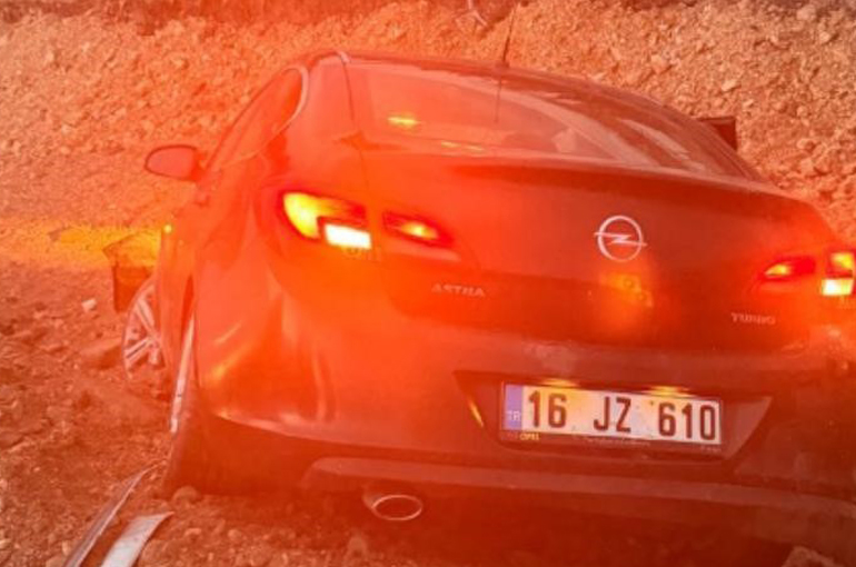 Bursa'da kontrolden çıkan otomobil inşaata uçtu: 2 yaralı