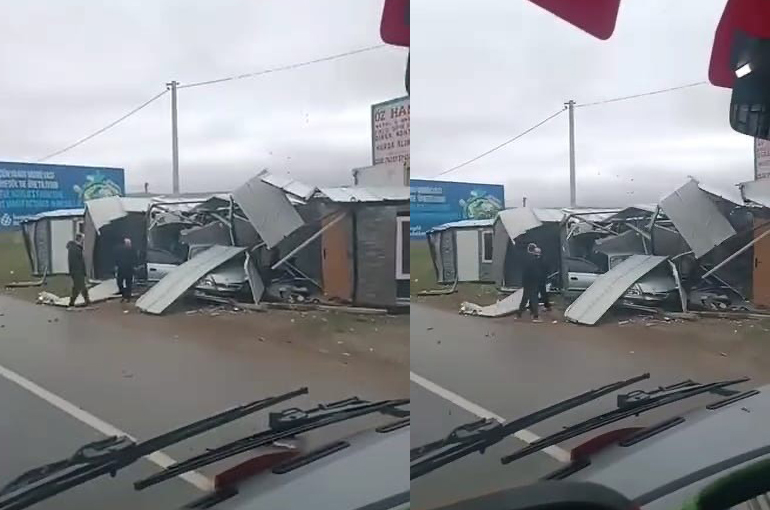 Bursa’da kontrolden çıkan otomobil prefabrik yapıya girdi