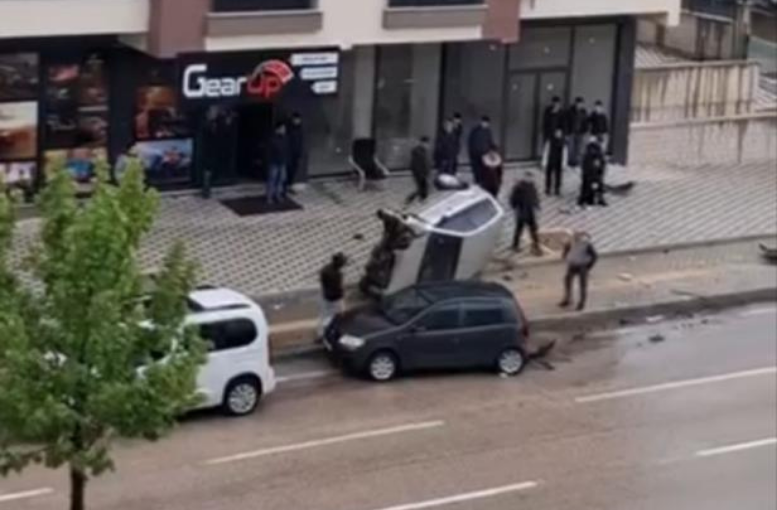 Bursa'da kontrolden çıkan otomobil takla attı