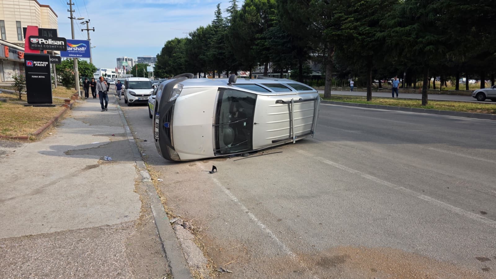 Bursa’da Kontrolden Çıkan Otomobil Takla Attı: 2 Yaralı