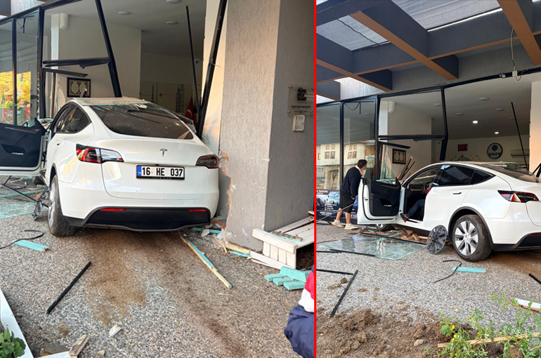Bursa’da Kontrolden Çıkan Tesla Duvara Çarptı: 2 Kişi Yaralandı