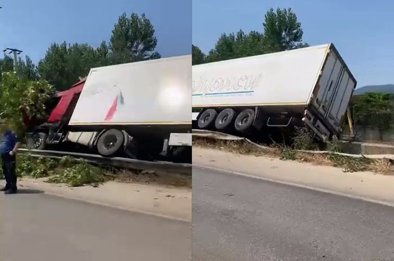 Bursa'da kontrolden çıkan tır devrildi