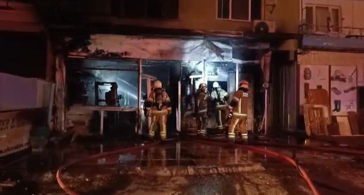 Bursa’da korkutan yangın: Av malzemeleri satan iş yeri küle döndü