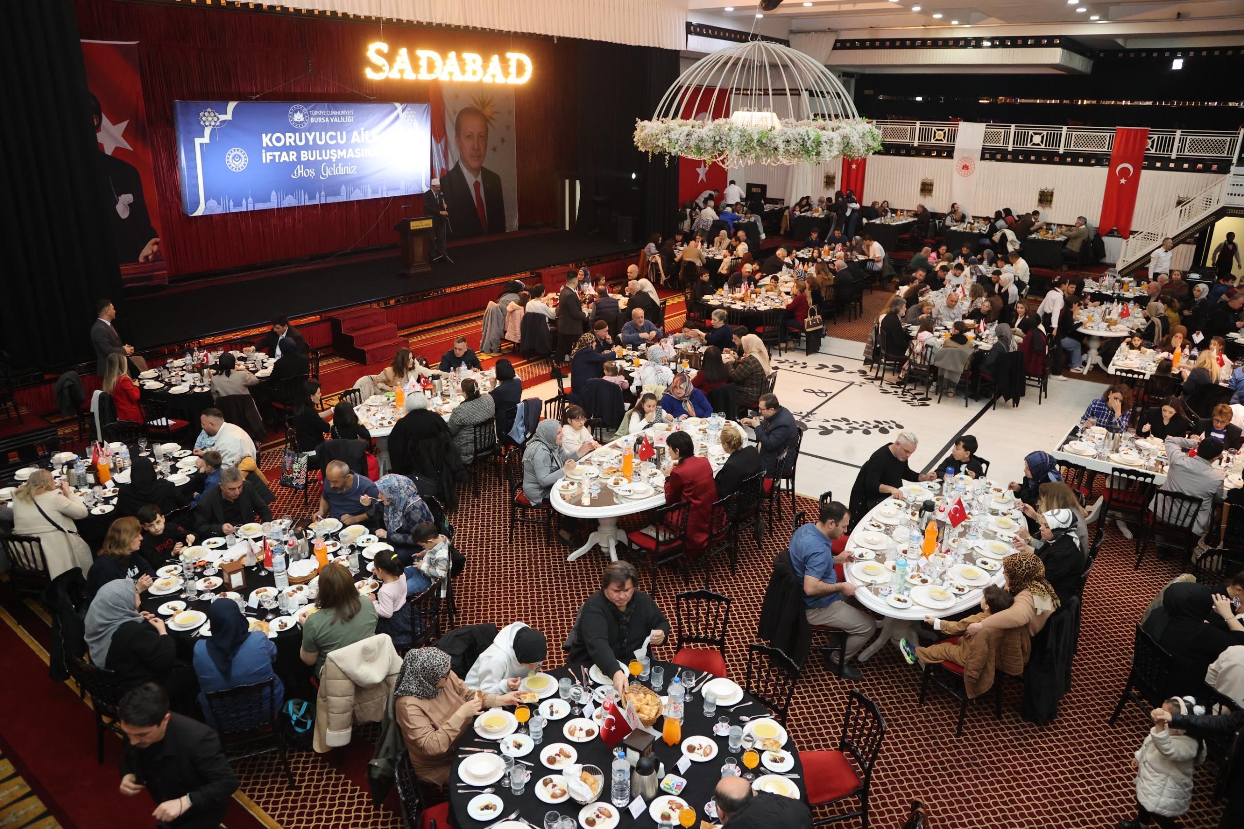Bursa'da koruyucu aileler iftar sofrasında buluştu