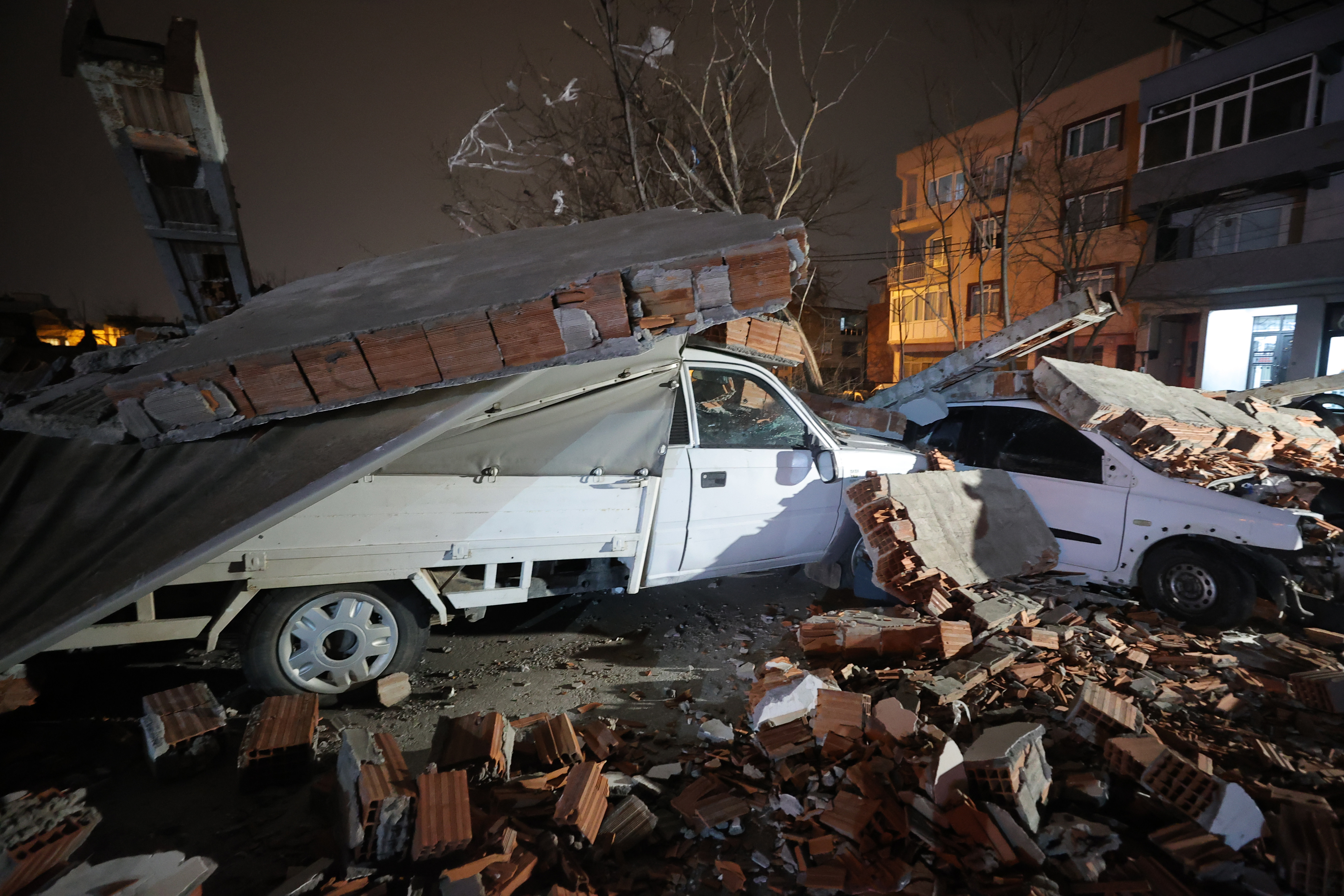 Bursa'da kuvvetli rüzgar duvarı araçların üstüne devirdi