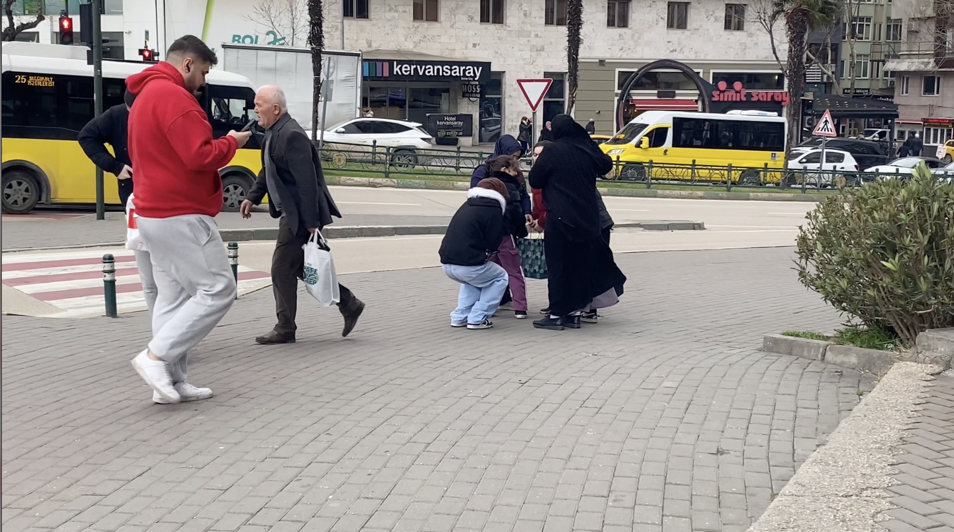 Bursa'da kuvvetli rüzgâr etkisini artırdı... Vatandaşlar zor anlar yaşadı!