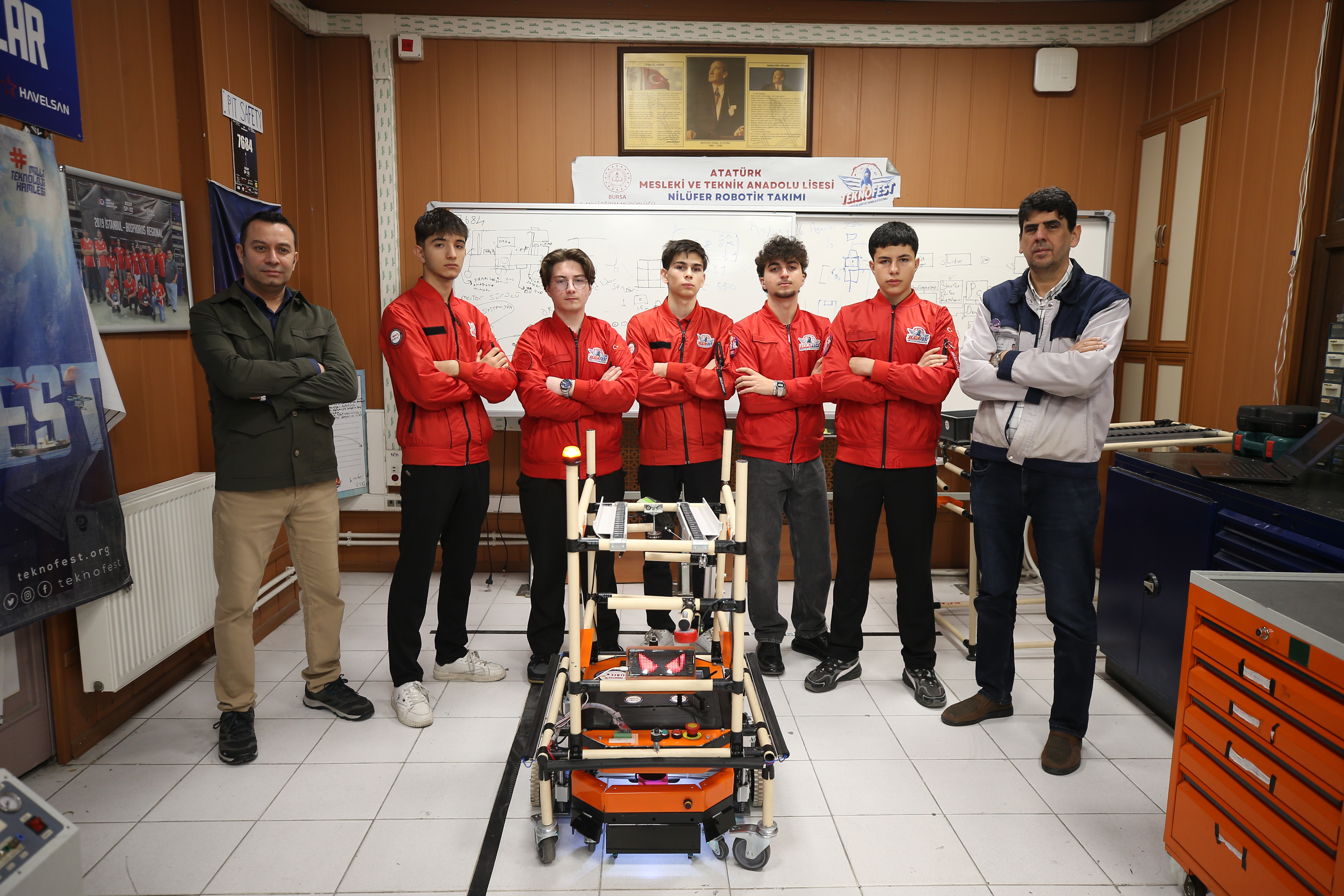 Bursa'da liselilerin geliştirdiği otonom robot "Vektör" sanayide iş yükünü hafifletecek