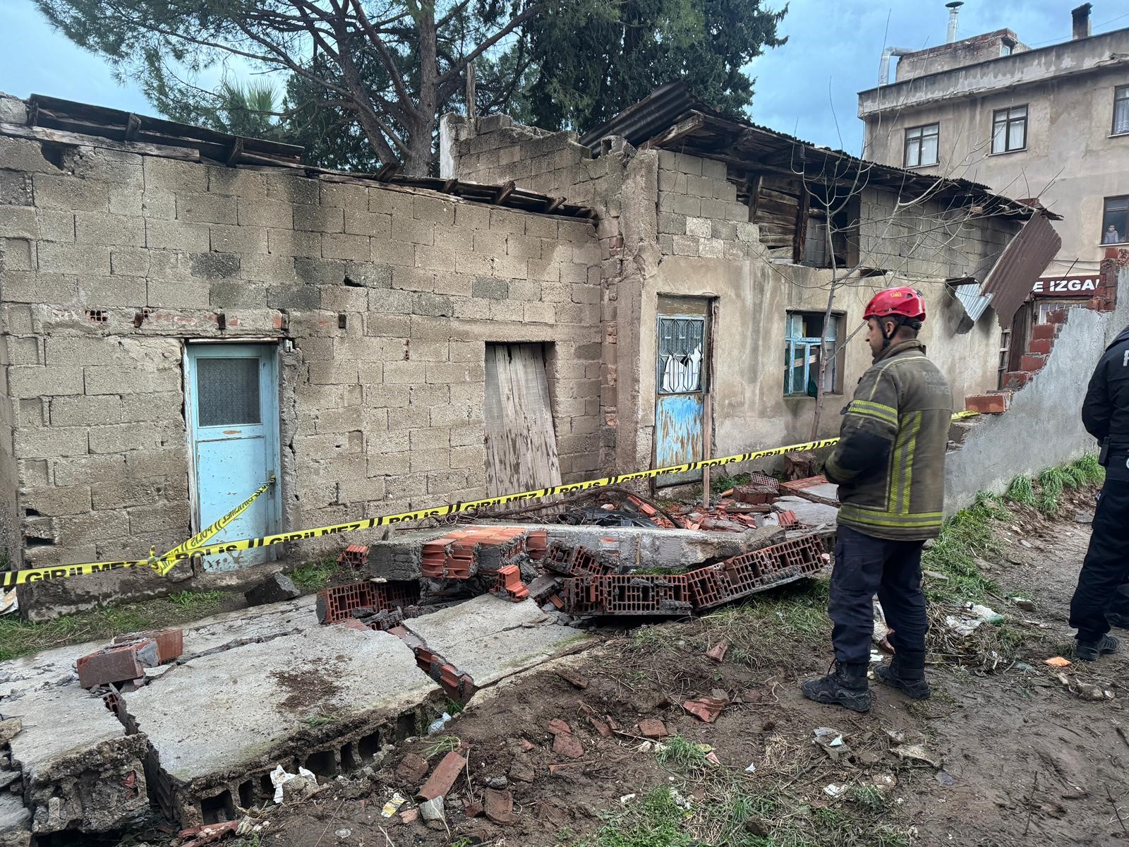 Bursa’da Lodos Can Aldı: 22 yaşındaki genç çöken duvarın altında kaldı!