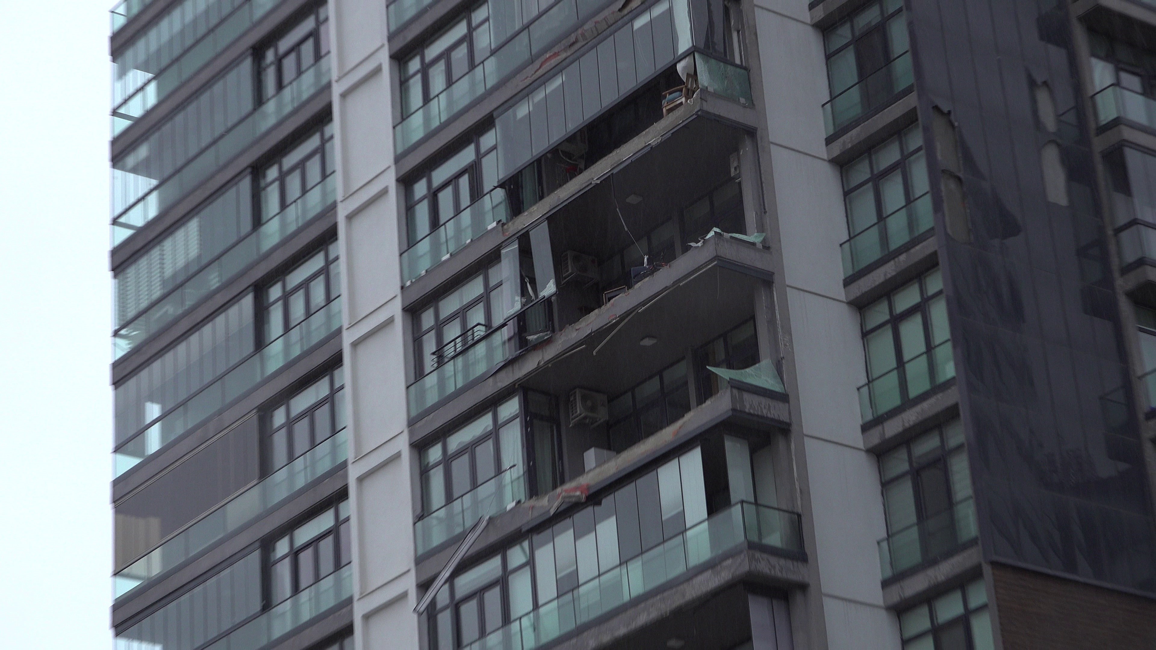 Bursa'da lüks sitenin cam balkonları lodosla beraber uçtu