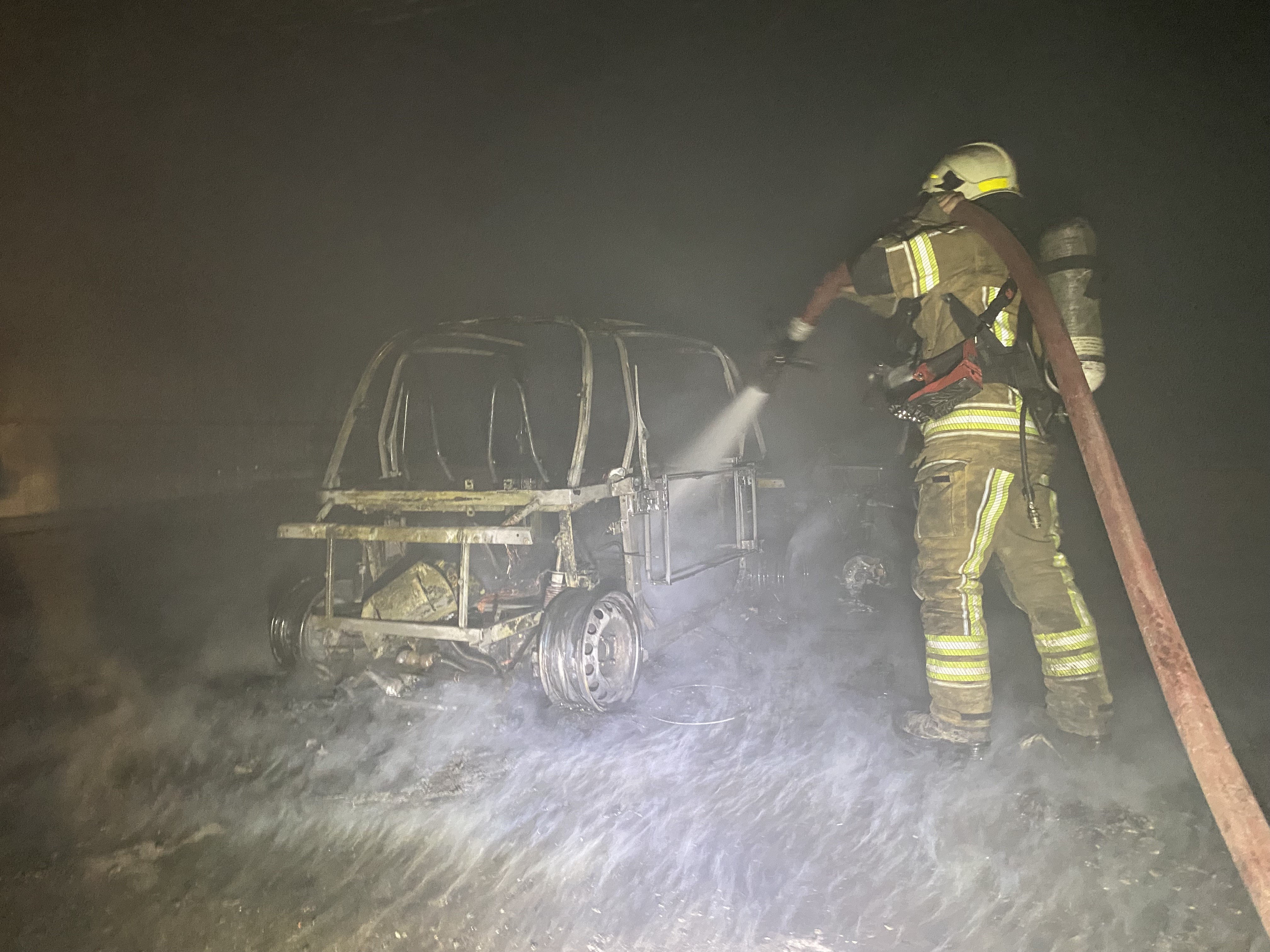 Bursa'da marangoz atölyesinde yangın: elektrikli araç ve ATV motor alev aldı