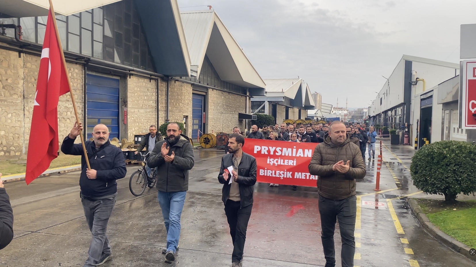 Bursa'da metal işçileri ayağa kalktı: Prysmian’da eylem başladı