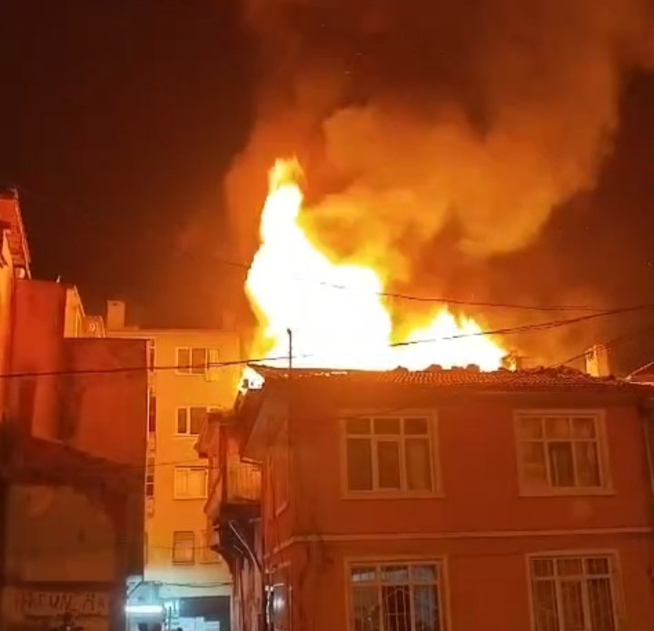 Bursa'da metruk binanın çatı katı alevlere teslim oldu