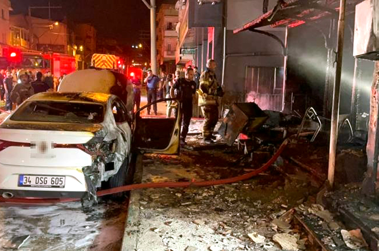 Bursa'da mobilya dükkanının deposu alev alev yandı