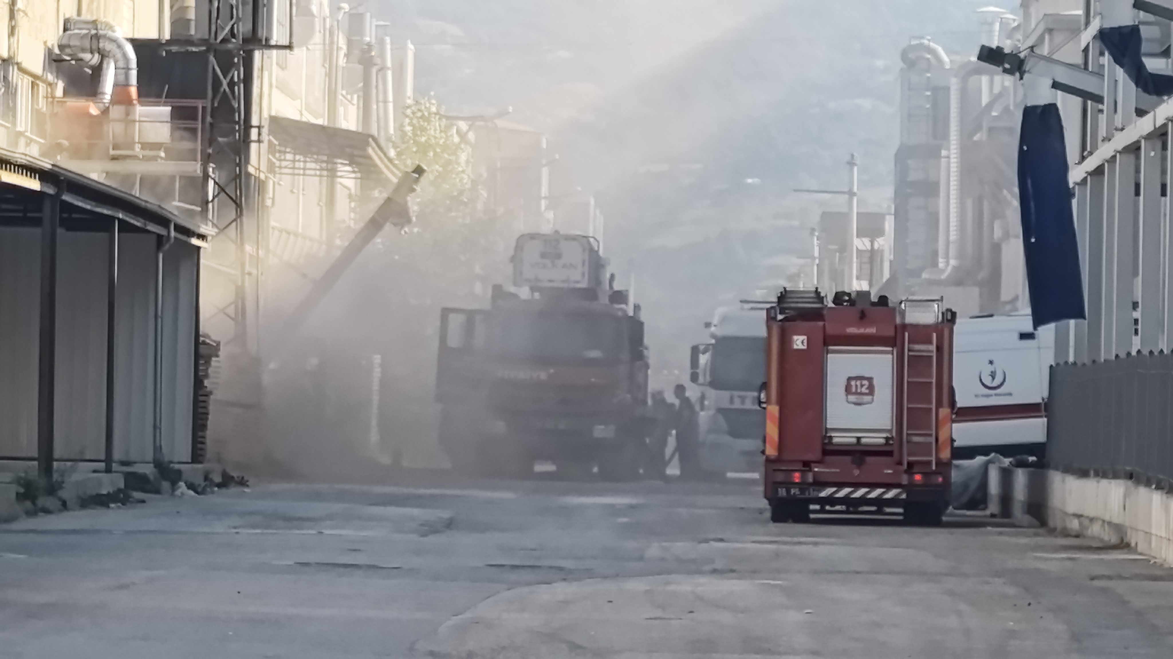 Bursa'da mobilya fabrikası alev alev yandı
