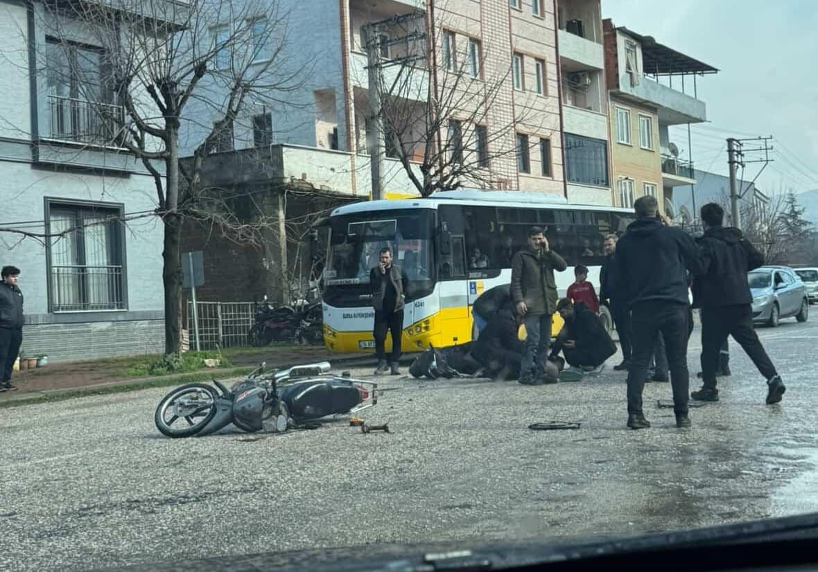 Bursa'da motosikletler kafa kafaya çarpıştı 1’i ağır 2 yaralı