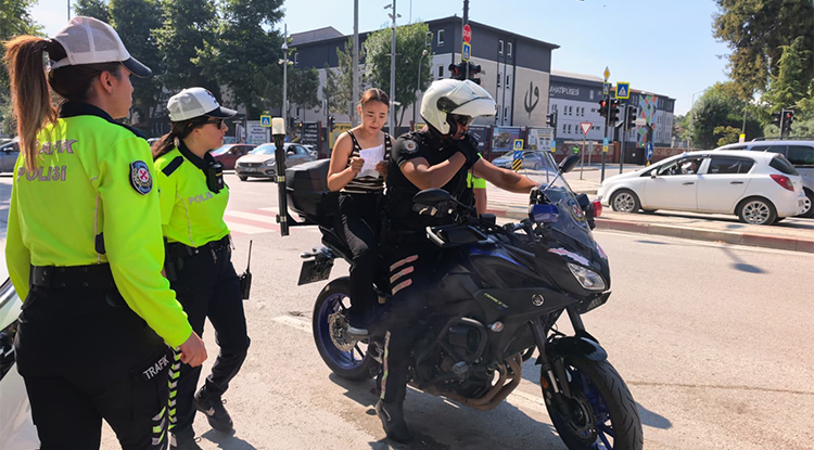 Bursa’da motosikletli polis, öğrenciyi 1 dakika kala sınava yetiştirdi