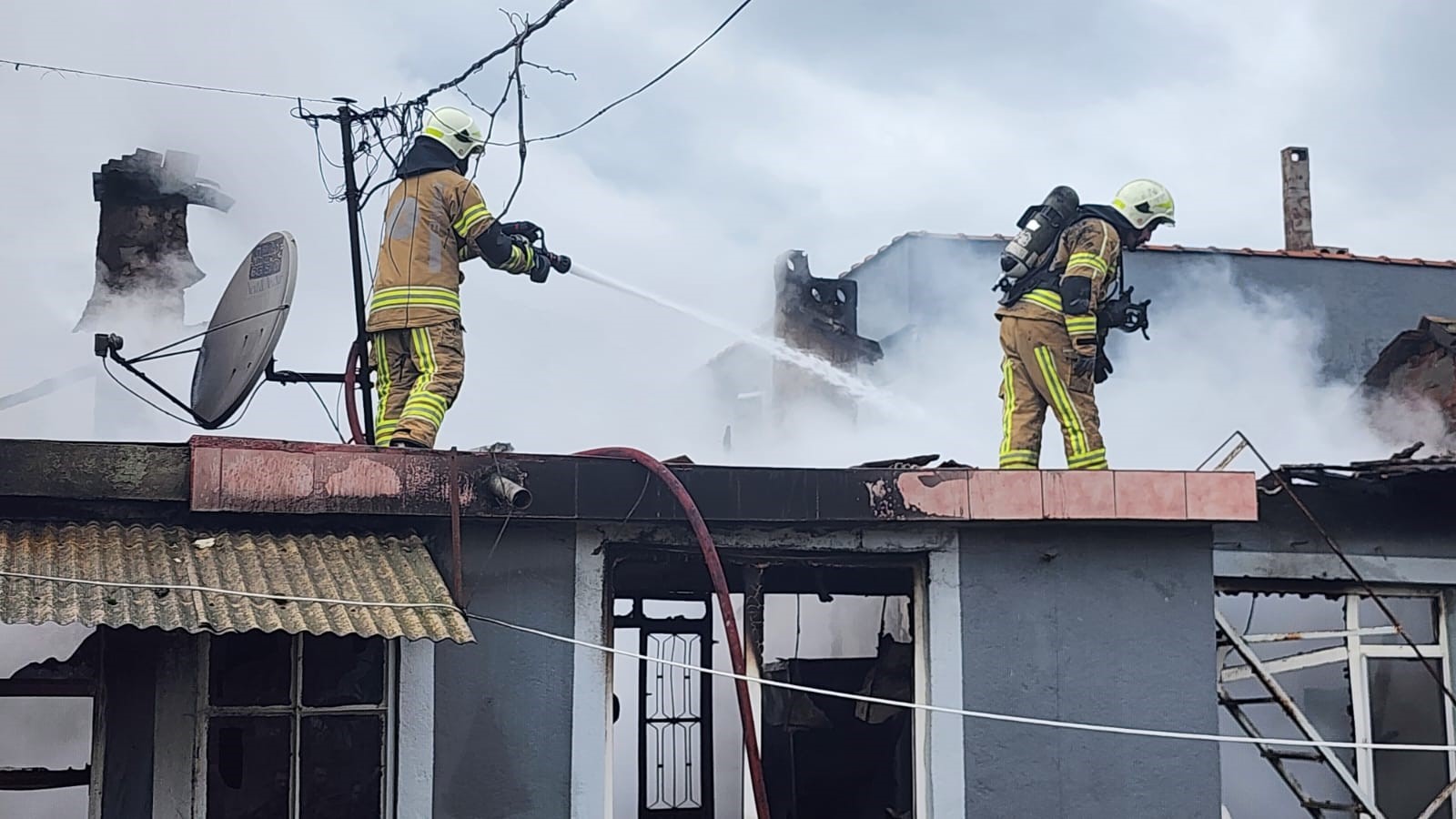 Bursa'da müstakil evde yangın: Dumandan etkilenen yaşlı adam hastaneye kaldırıldı