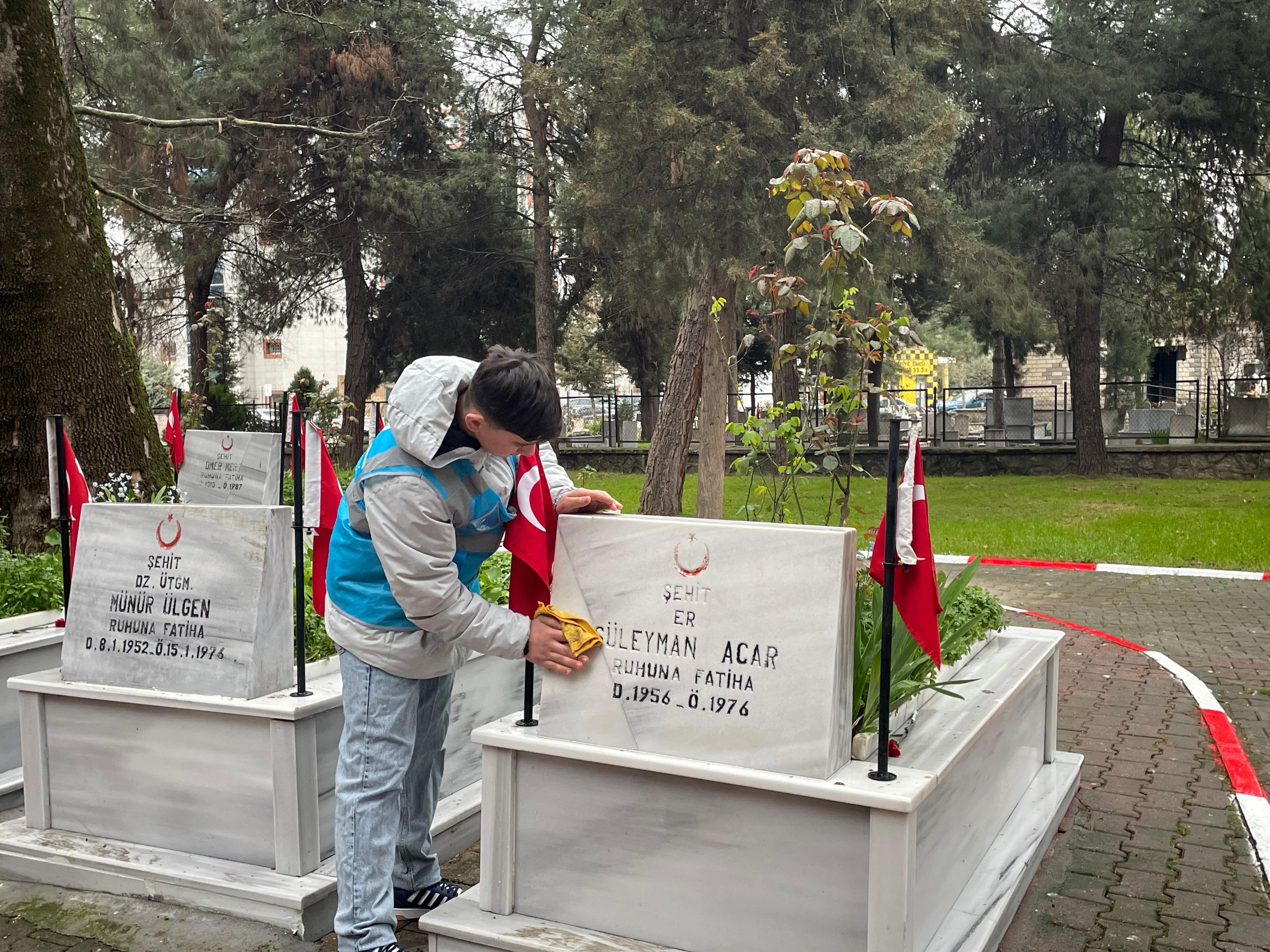 Bursa'da öğrencilerden şehit kabirlerine bayram temizliği