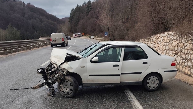 Bursa'da otomobil bariyerlere çarptı: 3 yaralı