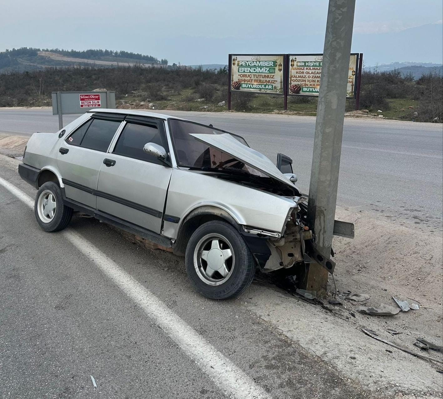 Bursa'da otomobil direğe çarptı, 1 yaralı