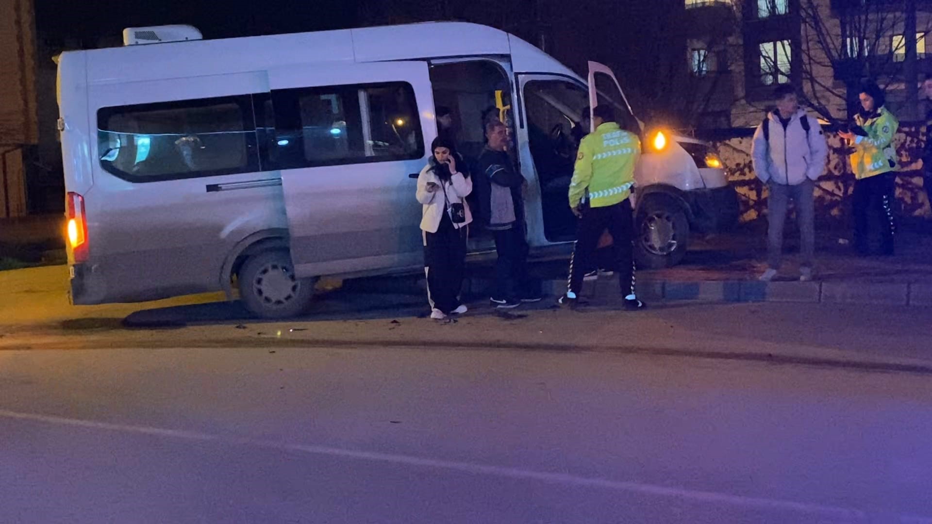 Bursa'da otomobil ile minibüs çarpıştı: 9 yaralı