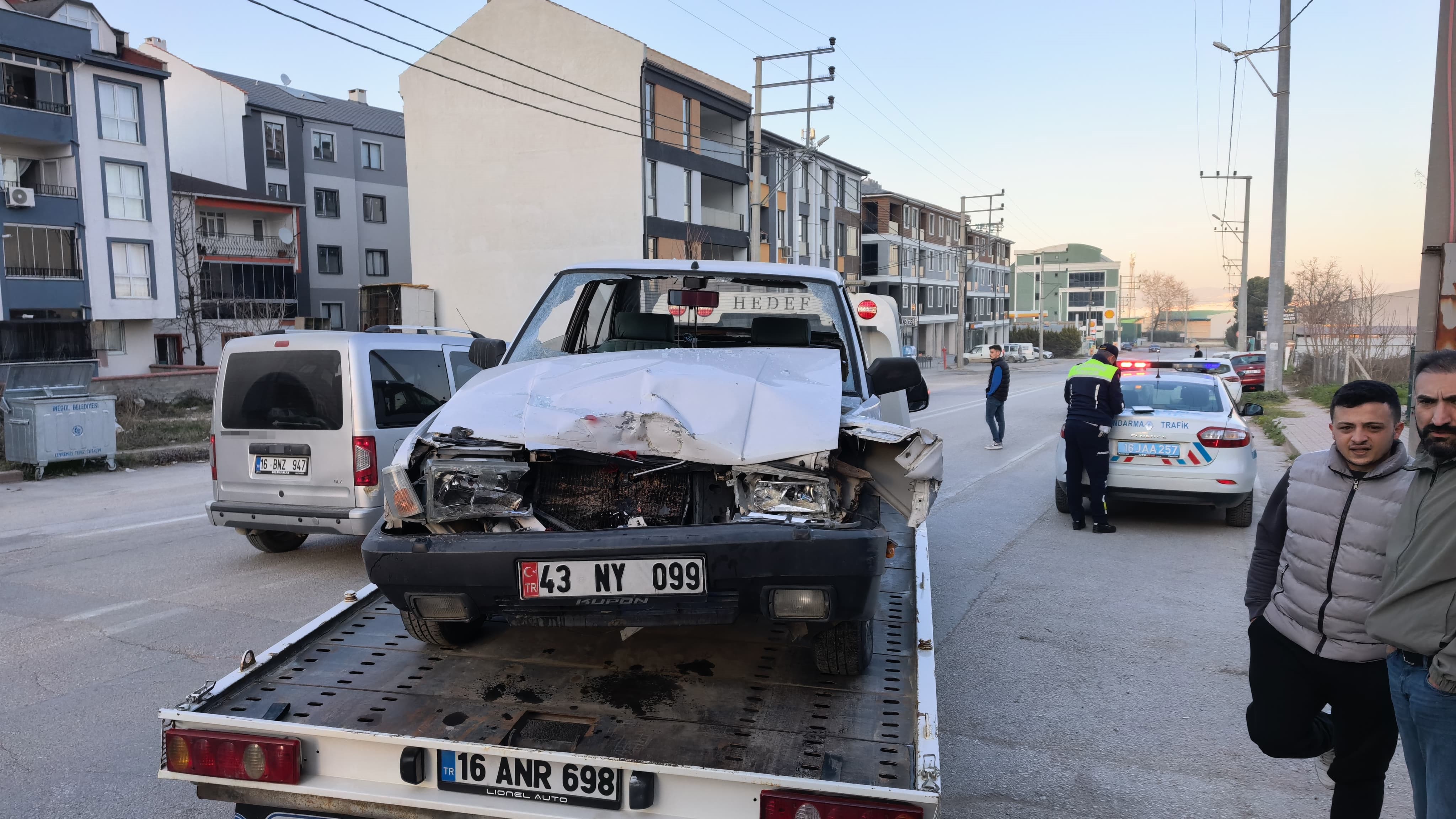 Bursa'da otomobil park halindeki tırın altına girdi: 1 yaralı