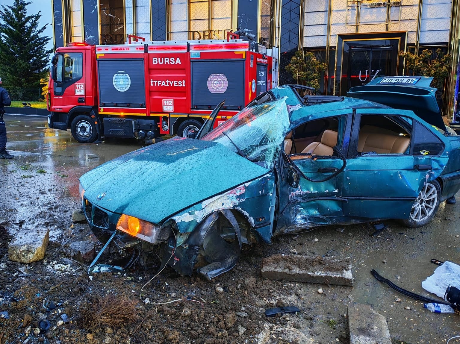 Bursa'da otomobil reklam panosuna çarptı, 1 kişi öldü, 2 kişi yaralandı