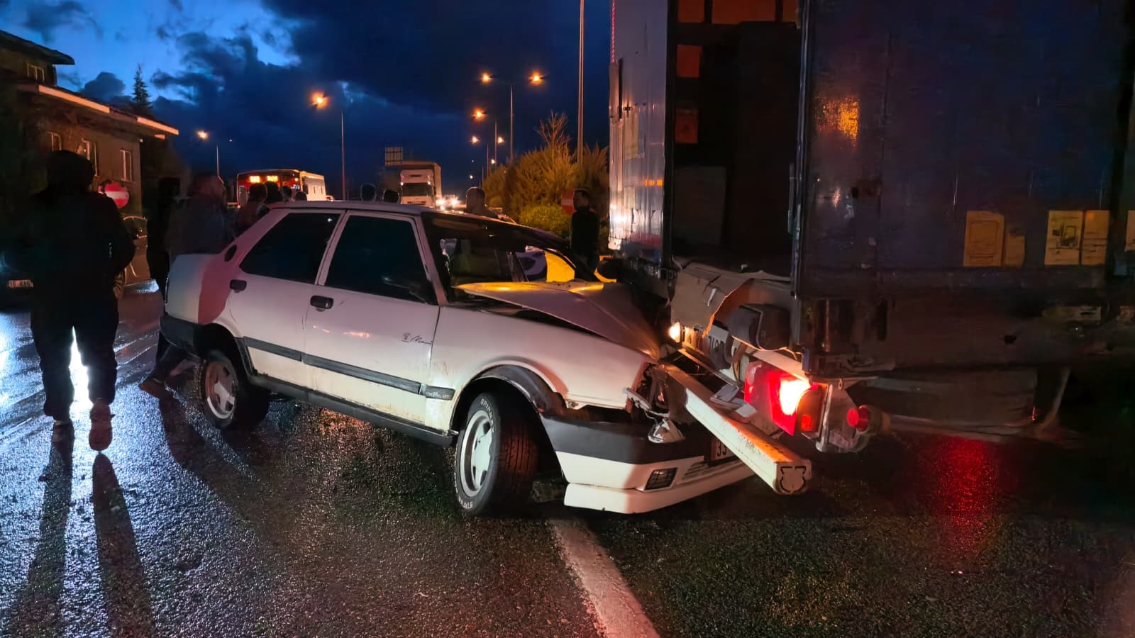 Bursa'da otomobil tıra çarptı: 1 yaralı