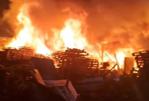 Bursa'da palet fabrikasında yangın: Söndürme çalışmaları sürüyor