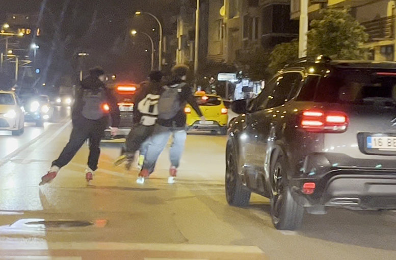 Bursa'da patenli gençler kazaya davetiye çıkardı