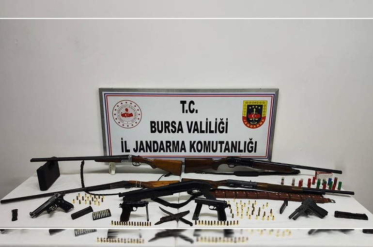 Bursa'da ruhsatsız silah operasyonu... Çok sayıda silah ve mühimmat ele geçirildi
