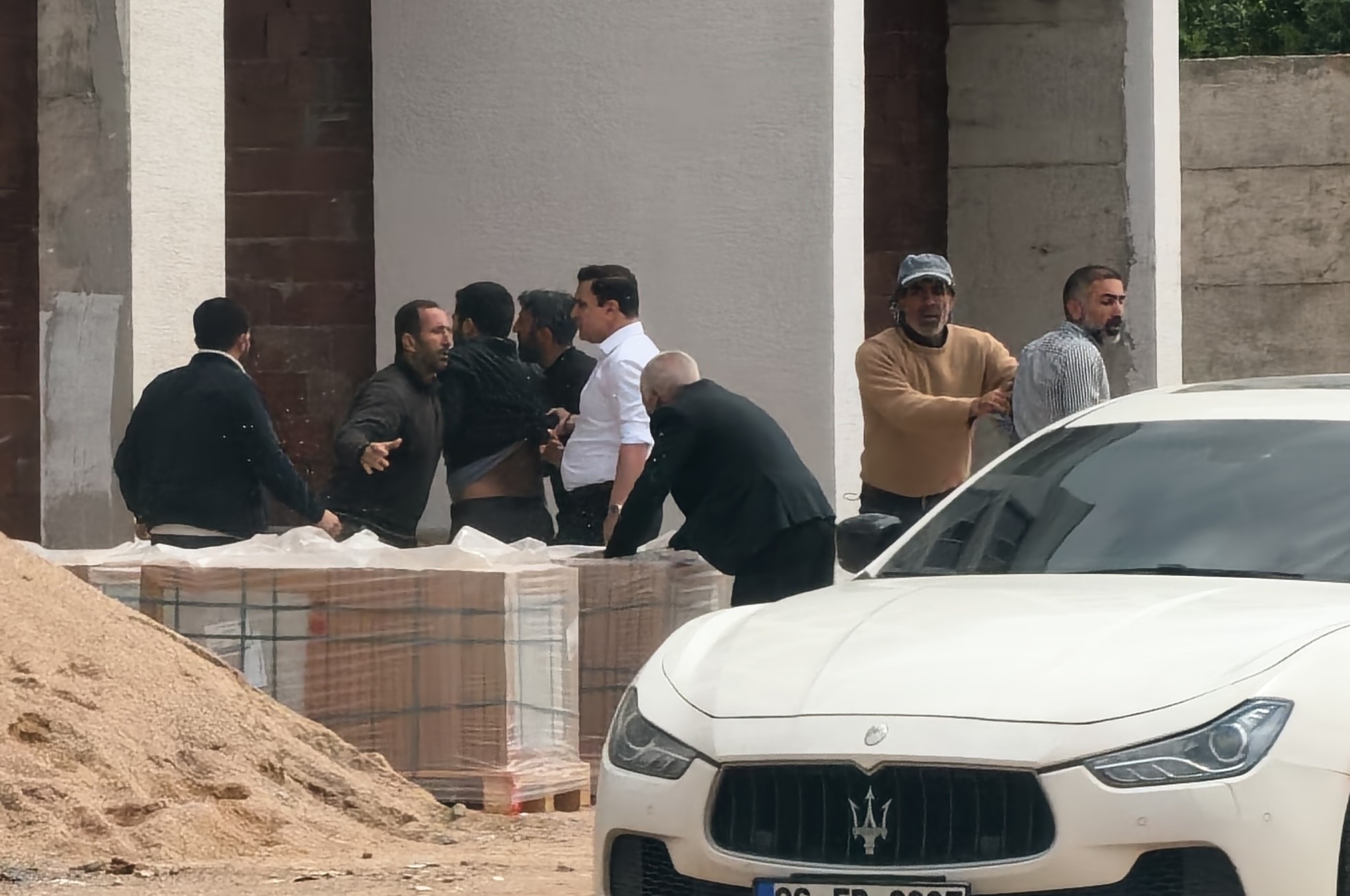 Bursa'da şantiye savaş alanına döndü: Sopalar, yumruklar havada uçuştu