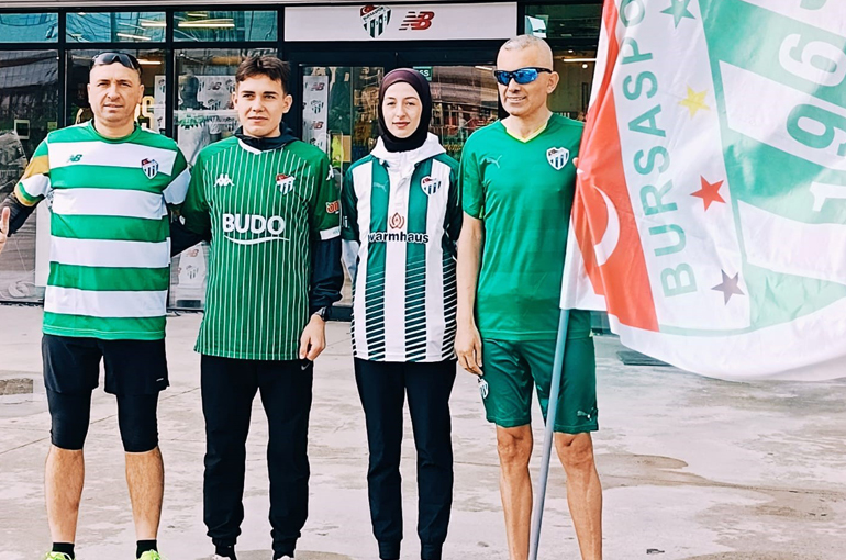 Bursa'da Sevgililer Günü'nde şampiyonluk sloganıyla koşu düzenlendi